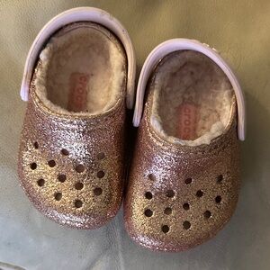 CROCS Toddler Glitter Slippers - Gold with light pink fur